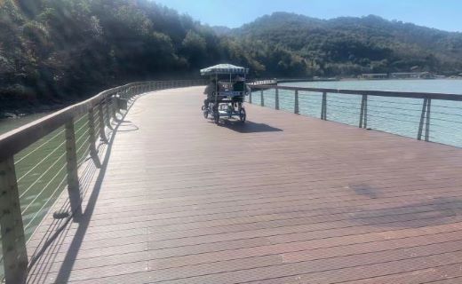 济南城市道路上安装塑木竹木地板起到的作用